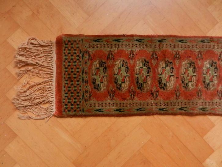 Geknoopt rood groen oosters tapijt Bouchara Pakistan 30x148, Huis en Inrichting, Stoffering | Tapijten en Kleden, Gebruikt, 100 tot 150 cm