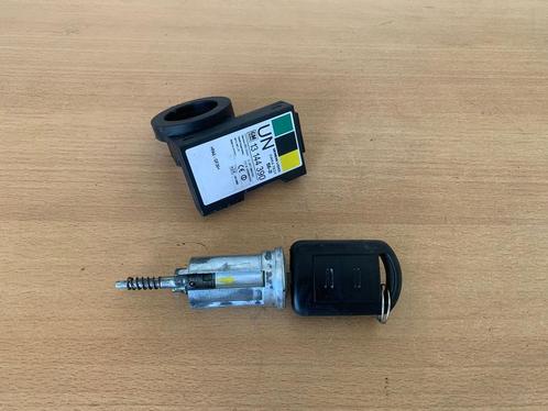 contactslot met sleutel opel meriva tigra corsa 2001 - 2009, Auto-onderdelen, Carrosserie en Plaatwerk, Opel, Gebruikt, Ophalen of Verzenden