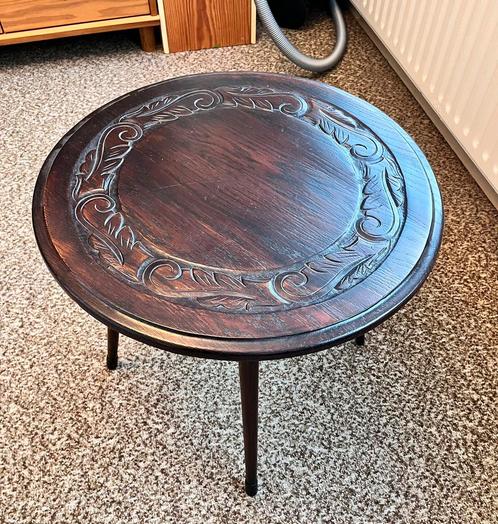 Oud tafeltje met bewerkt, Huis en Inrichting, Tafels | Bijzettafels, Gebruikt, Rond, 45 tot 60 cm, 55 tot 75 cm, Hout, Ophalen