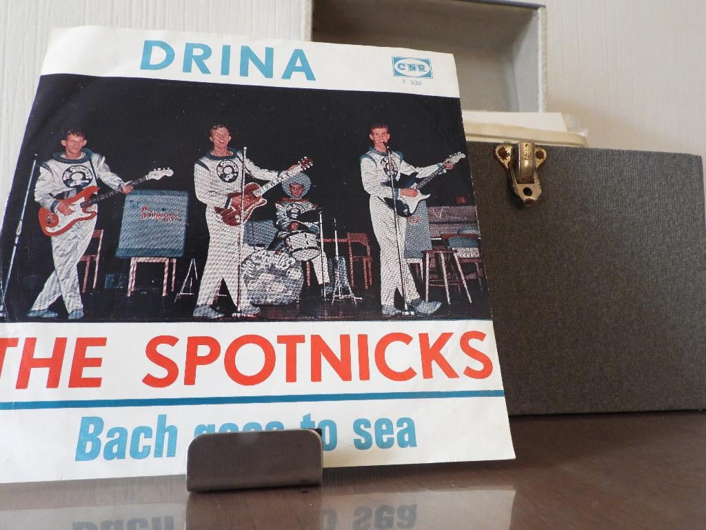 Spotnicks – Drina - Bach goes to sea 1964 nl, Ophalen of Verzenden, Gebruikt, Pop, Single