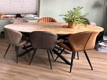 Houten eettafel beschikbaar voor biedingen