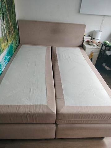 Mooie  twee persoons boxspring  beschikbaar voor biedingen
