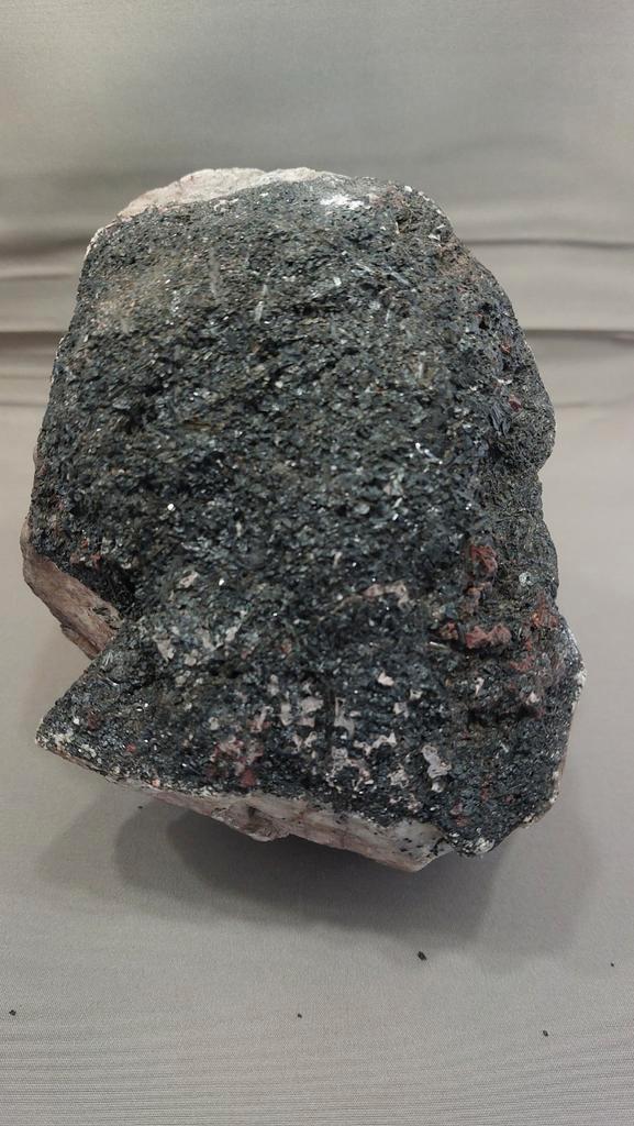 Toermalijn op quartz gesteente ., Verzamelen, Mineralen en Fossielen, Mineraal, Ophalen of Verzenden