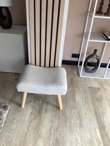 Hocker Hilton in bouclé stof zand. Japandi style. beschikbaar voor biedingen