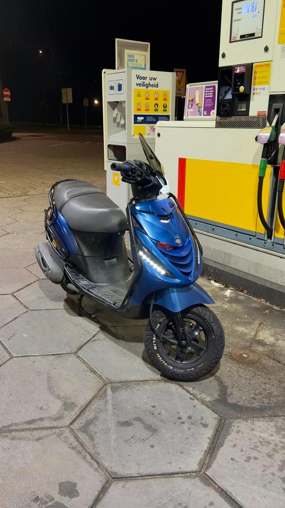 Piaggio zip 50 cc iget, Fietsen en Brommers, Scooters | Piaggio, Zo goed als nieuw, Zip, Benzine, Ophalen
