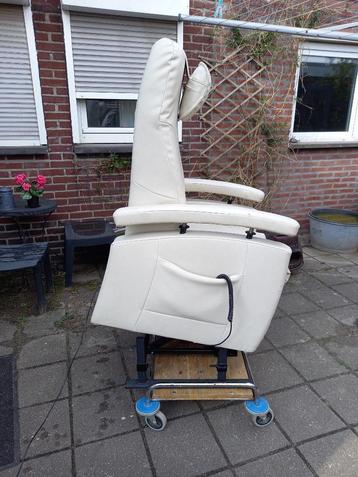 Lederen / Leer Sta-op-Stoel Fitform Gebroken Wit beschikbaar voor biedingen