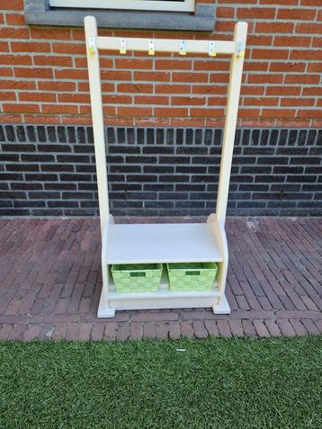 Houten kapstok met opbergruimte beschikbaar voor biedingen