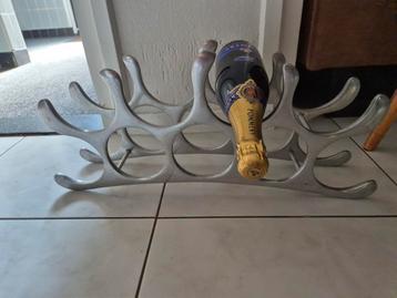 Metalen wijnrek – modern design beschikbaar voor biedingen