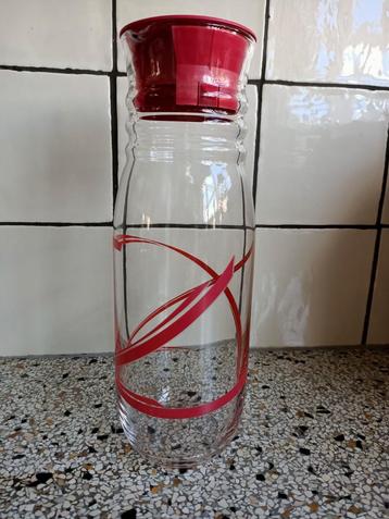 Sapkan van glas met afsluitbare deksel. beschikbaar voor biedingen