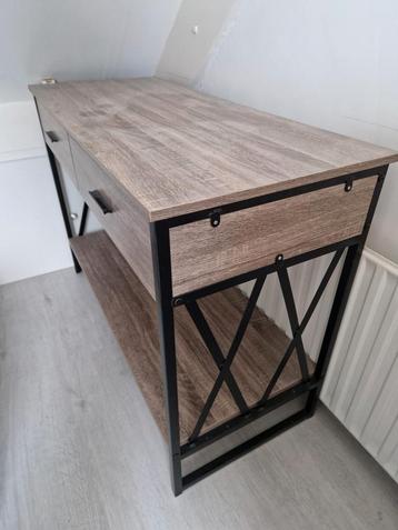 Tafel, bijzettafel beschikbaar voor biedingen