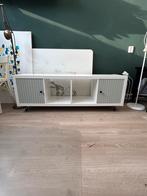 Lage witte kast met groene deuren in goede staat, Huis en Inrichting, Kasten | Dressoirs, Ophalen, 100 tot 150 cm, Zo goed als nieuw