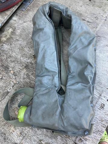 Reddingsvest/zwemvest beschikbaar voor biedingen