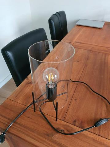 Tafellamp modern met led lamp beschikbaar voor biedingen