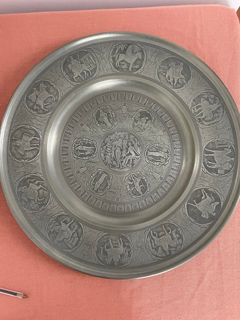 Groot Tinnen Bord - Rijk Gedecoreerd 40cm, Antiek en Kunst, Antiek | Tin, Ophalen of Verzenden