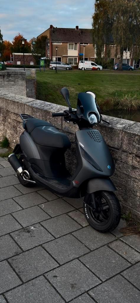 Piaggio Zip 4T 2016 4400km turbokit/angel eye, Fietsen en Brommers, Scooters | Piaggio, Zo goed als nieuw, Zip, Maximaal 45 km/u
