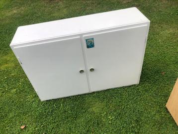Retro vintage muurkast wandkast met planken