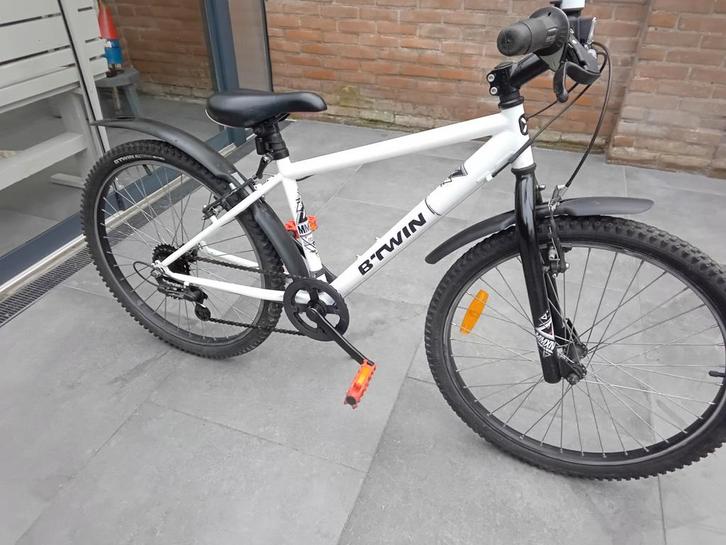 B-Twin 24 inch. 6 versnel frame 35 cm nette fiets en in Orde, Fietsen en Brommers, Fietsen | Jongens, Zo goed als nieuw, 24 inch