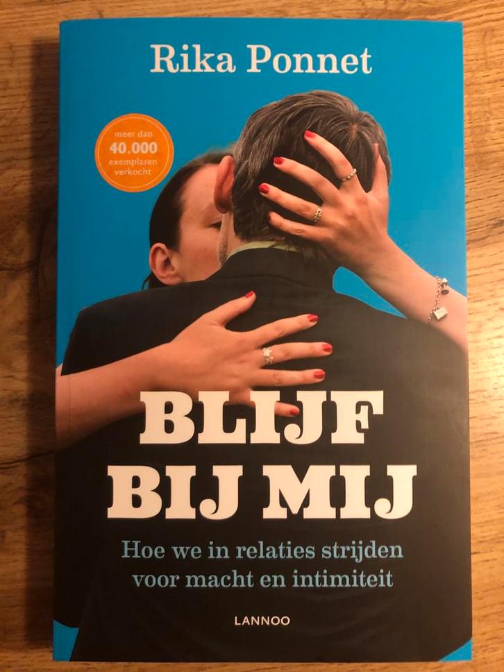 Boek: Blijf bij mij - Rika Ponnet, Boeken, Psychologie, Zo goed als nieuw, Sociale psychologie, Ophalen of Verzenden