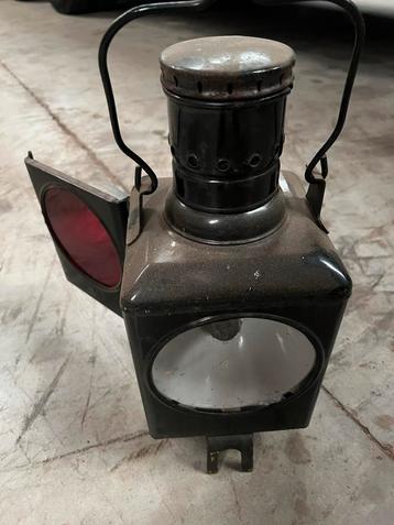 Locomotieflamp met rood en wit licht beschikbaar voor biedingen