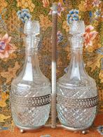 Twee oude karaffen uit Engeland in silverplate houder 32 cm., Antiek en Kunst, Ophalen of Verzenden