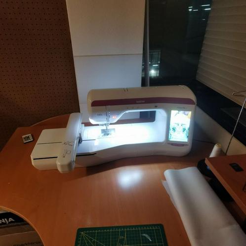 Brother Innovis V3 (LIMITED EDITION) - borduurmachine, Hobby en Vrije tijd, Borduren en Borduurmachines, Zo goed als nieuw, Patroon