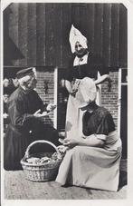 Volendam inkopen doen oude gelopen ansichtkaart( a2016 ), Ophalen of Verzenden, 1960 tot 1980, Gelopen, Noord-Holland