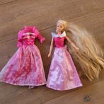 Barbie pop met twee jurken en flexibele ellebogen en knieën, Ophalen of Verzenden, Zo goed als nieuw, Barbie