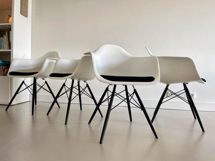 Vitra eames kuipstoelen wit gestoffeerd zwart daw, Huis en Inrichting, Stoelen, Zo goed als nieuw, Wit, Verzenden
