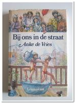 Lemniscaat 711: Anke de Vries - Bij ons in de straat  9+, Non-fictie, Ophalen of Verzenden, Zo goed als nieuw, Anke de Vries