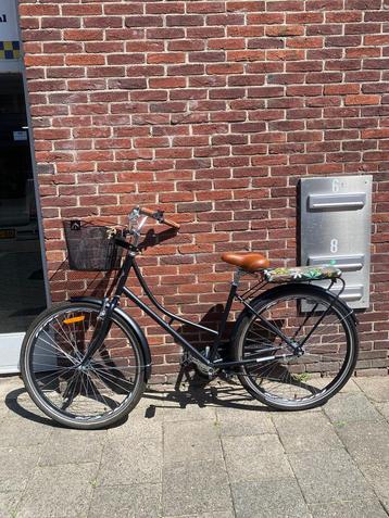 Oma fiets met mandje en zit kussen beschikbaar voor biedingen
