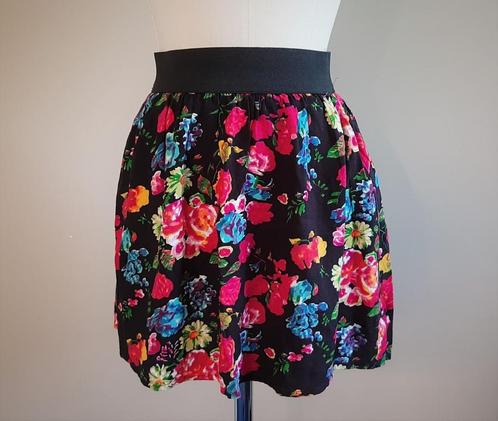 ONLY, zwart met rood/roze/blauw gebloemd kort rokje, mt 36, Kleding | Dames, Rokken, Zo goed als nieuw, Maat 36 (S), Zwart, Boven de knie