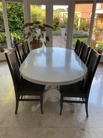 Witte ovale eettafel met 6 stoelen beschikbaar voor biedingen