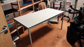 Tafel met metalen frame beschikbaar voor biedingen