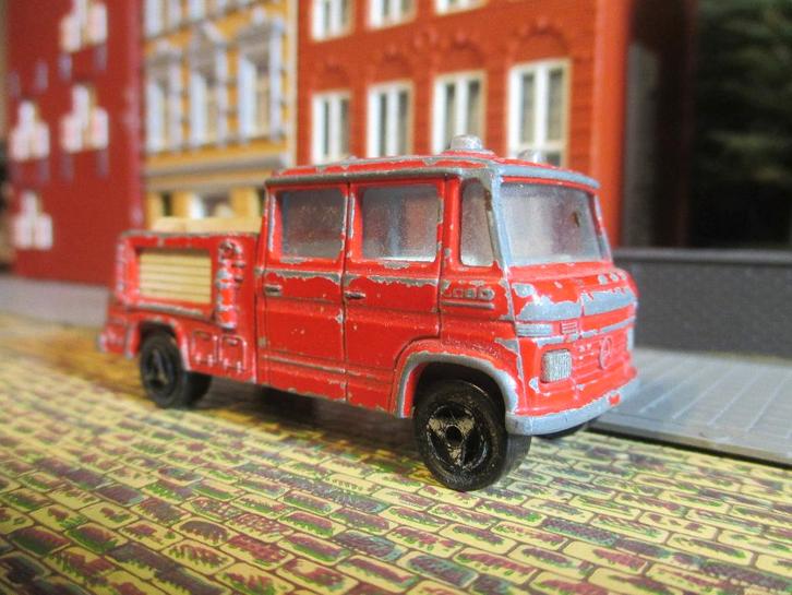 1:70 Mercedes Benz 608 D DoKa Brandweer met heldere ruiten, Hobby en Vrije tijd, Modelauto's | Overige schalen, Gebruikt, Auto