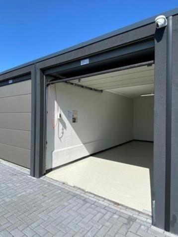 Goed beveiligde garagebox - werkruimte in Den Helder te huur beschikbaar voor biedingen