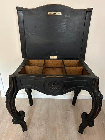 Antieke houten bijzettafel / naaitafel met opbergruimte beschikbaar voor biedingen