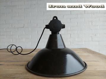 Stoere zwarte oude emaille vintage lamp afm H32 D37 beschikbaar voor biedingen