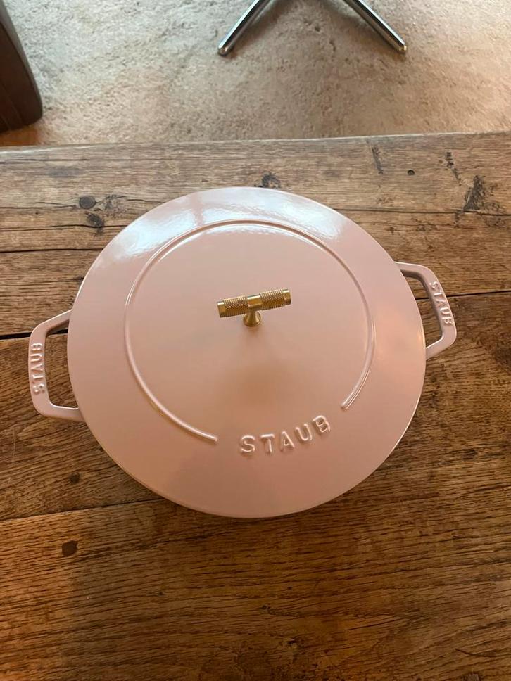 Staub Gietijzeren Marmite - 26cm - Pink, Huis en Inrichting, Keuken | Potten en Pannen, Nieuw, Kookpan of Snelkookpan, Gietijzer