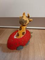 IKEA fabler giraffe in aardbei auto 18 cm, Kinderen en Baby's, Speelgoed | Knuffels en Pluche, Ophalen of Verzenden