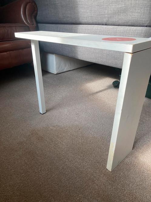Smal wit houten nachtkastje, Huis en Inrichting, Slaapkamer | Nachtkastjes, Gebruikt, Minder dan 45 cm, Hout, Ophalen of Verzenden