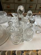 Antieke geslepen kristallen serviesstukken. Sierlijk