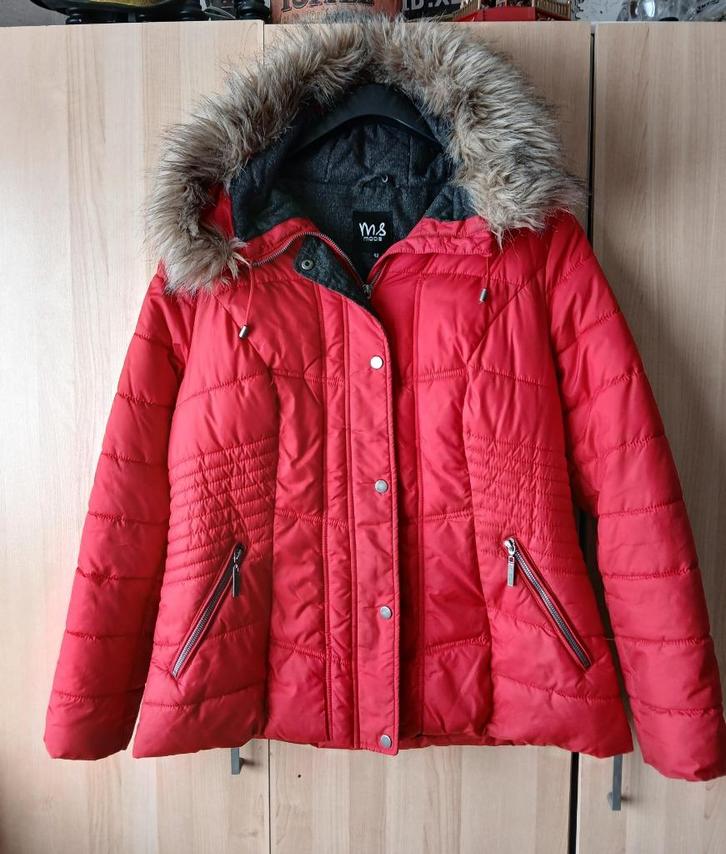 Dames WINTERJAS maat 42 M&S, Kleding | Dames, Jassen | Winter, Zo goed als nieuw, Maat 42/44 (L), Rood, Ophalen of Verzenden