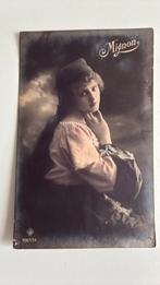 Mignon. Fotokaart. Vrouw met lang haar, hoofddoekje., Verzamelen, Ansichtkaarten | Themakaarten, Ophalen of Verzenden, Voor 1920