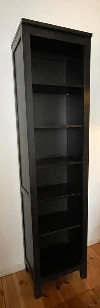 Boekenkast zwart hout Hemnes Ikea beschikbaar voor biedingen