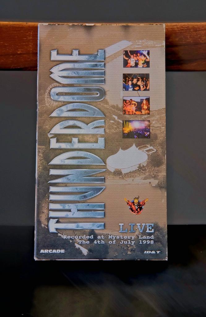Thunderdome Live - Mystery Land 1998 VHS, Cd's en Dvd's, VHS | Documentaire, Tv en Muziek, Gebruikt, Muziek en Concerten, Ophalen of Verzenden