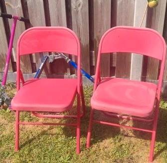 2x inklapbare stoelen rood, ijzer , prijs per 2. beschikbaar voor biedingen