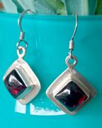 Paar oorbellen van zilver met de edelsteen granaat erin, Sieraden, Tassen en Uiterlijk, Oorbellen, Ophalen of Verzenden, Zo goed als nieuw