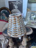 Mooi klein landelijk gevlochten rotan Brocante lampenkapje, Huis en Inrichting, Lampen | Lampenkappen, Ophalen of Verzenden, Gebruikt