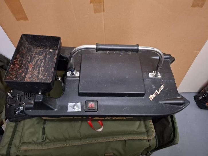 Baitliner met nieuwe handzender+ losse laadbakbediening, Watersport en Boten, Hengelsport | Karpervissen, Gebruikt, Overige typen