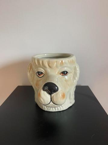 Bloempot hond beschikbaar voor biedingen